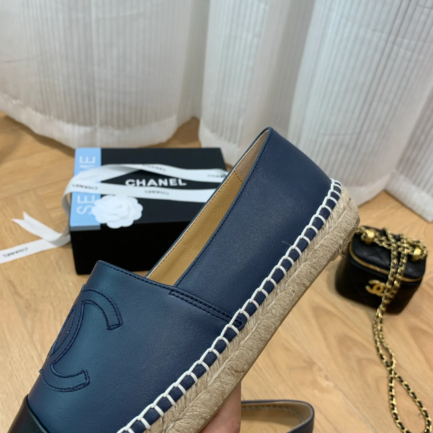 👟👟Ex-factory price 440👟👟 👑New colors are coming ✌️New version of Chanel fisherman shoes is coming❗️Delivered in a full set of top-notch packaging. The quality of my fisherman shoes has not been introduced much, everyone who has had them knows it! The original customized upper, and my outsole is the original translucent outsole, the opaque outsole is the wrong version, full set of authentic packaging ❗️ size: 35-40, running price